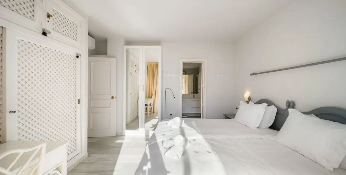 Venta de apartamento en planta media en Calahonda 22