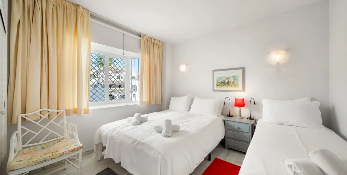 Venta de apartamento en planta media en Calahonda 24