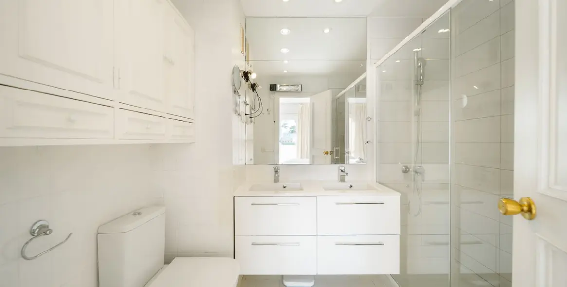 Venta de apartamento en planta media en Calahonda 25