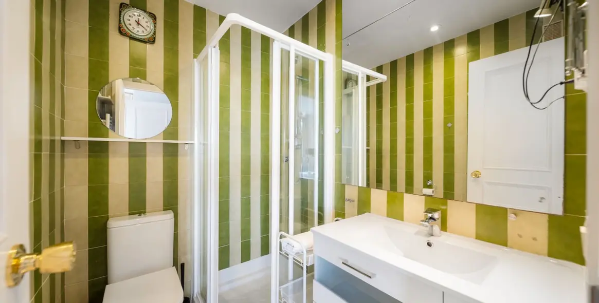 Venta de apartamento en planta media en Calahonda 26