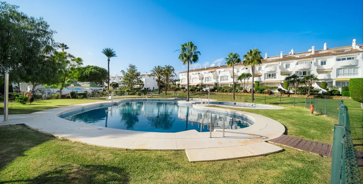 Venta de apartamento en planta media en Calahonda 27