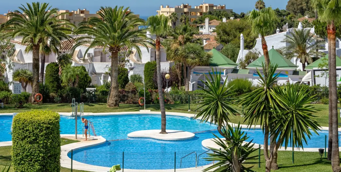 Venta de apartamento en planta media en Calahonda 28