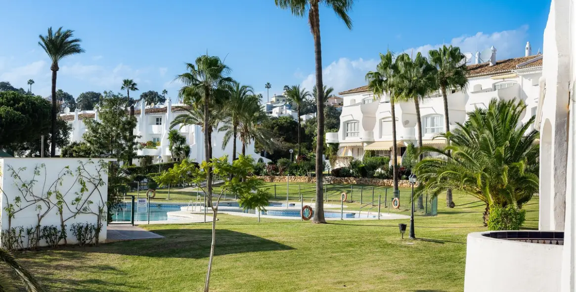 Venta de apartamento en planta media en Calahonda 29