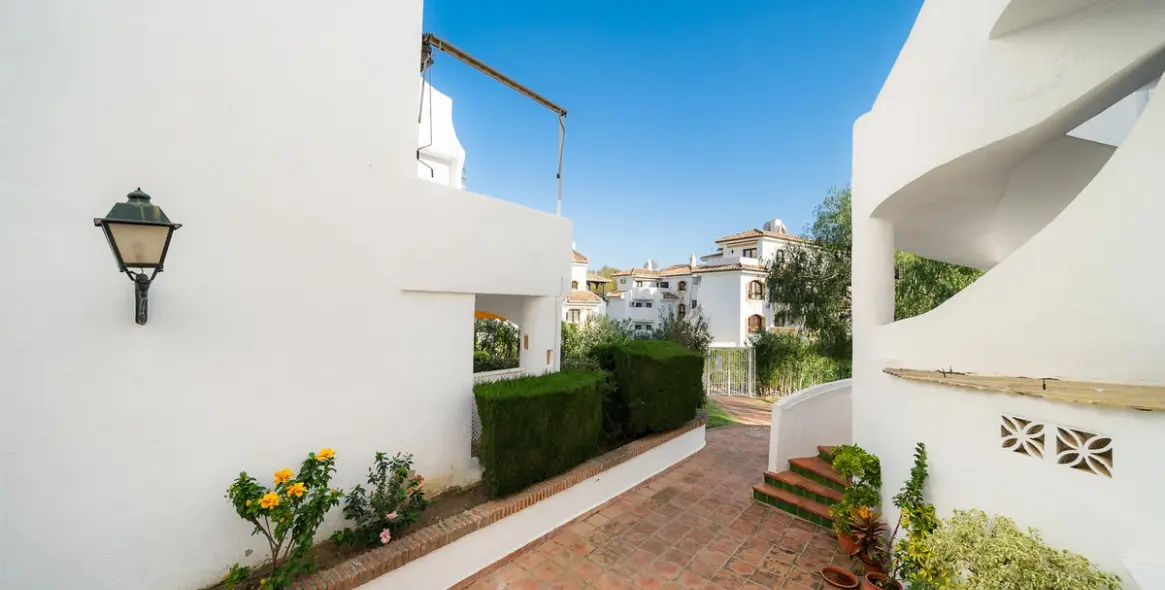 Venta de apartamento en planta media en Calahonda 30