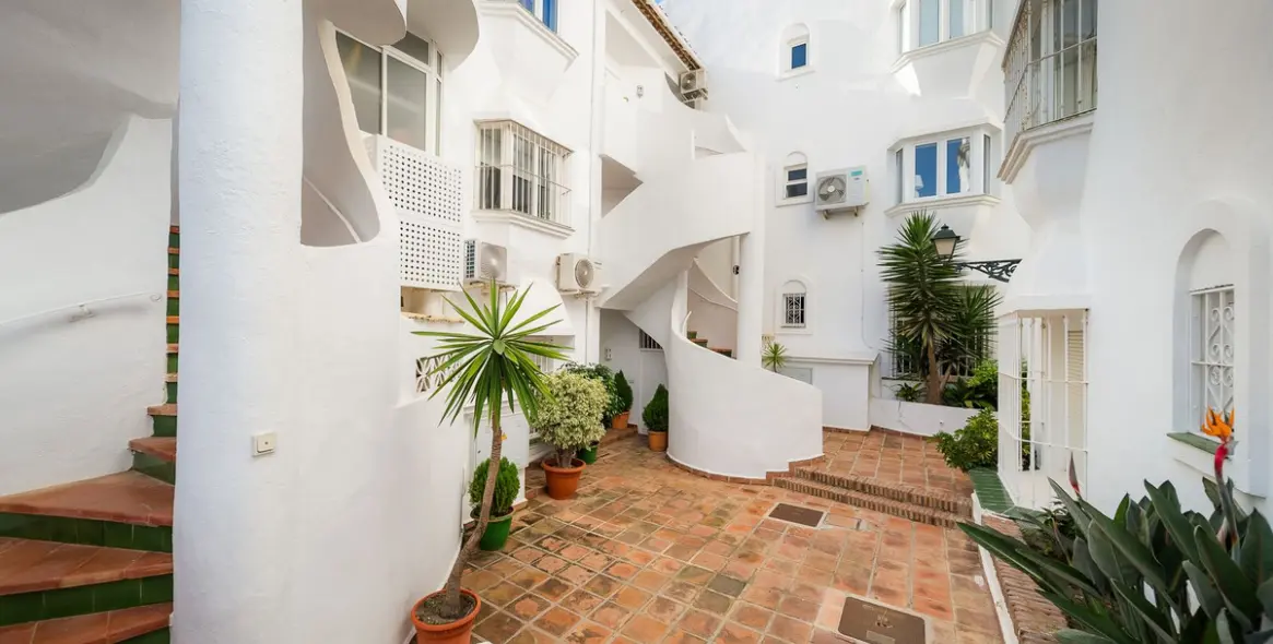 Venta de apartamento en planta media en Calahonda 31