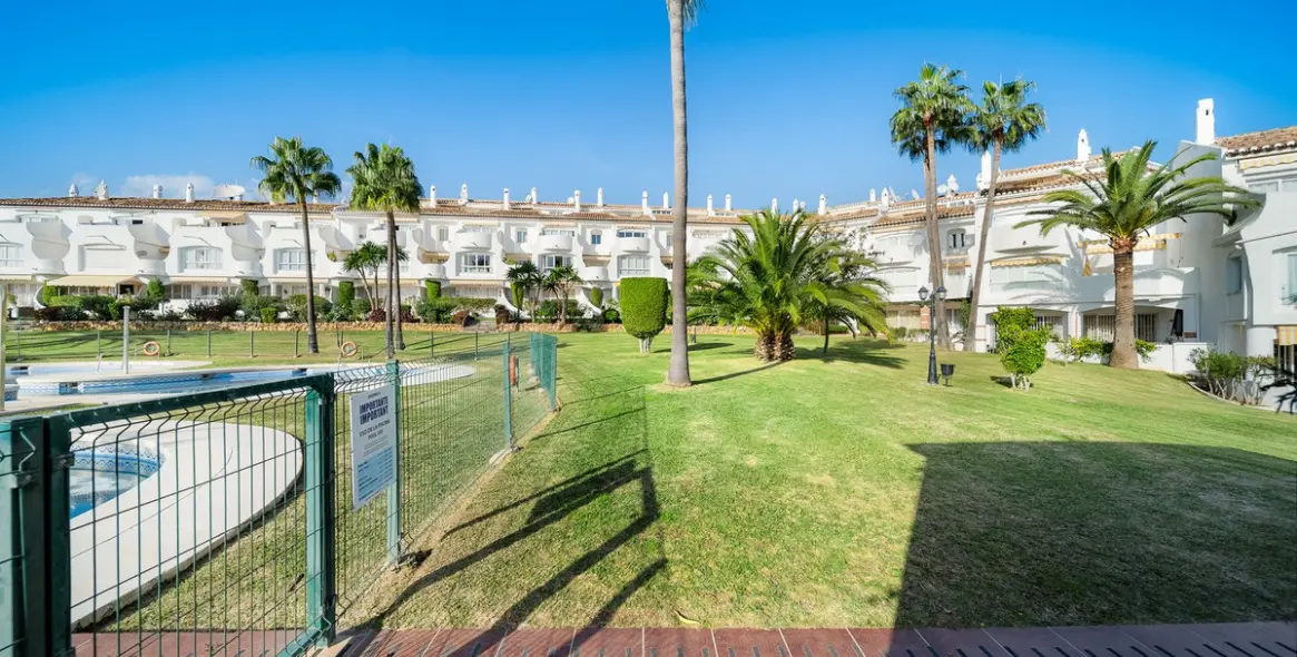 Venta de apartamento en planta media en Calahonda 32