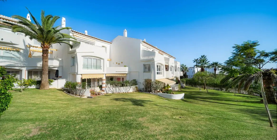 Venta de apartamento en planta media en Calahonda 33