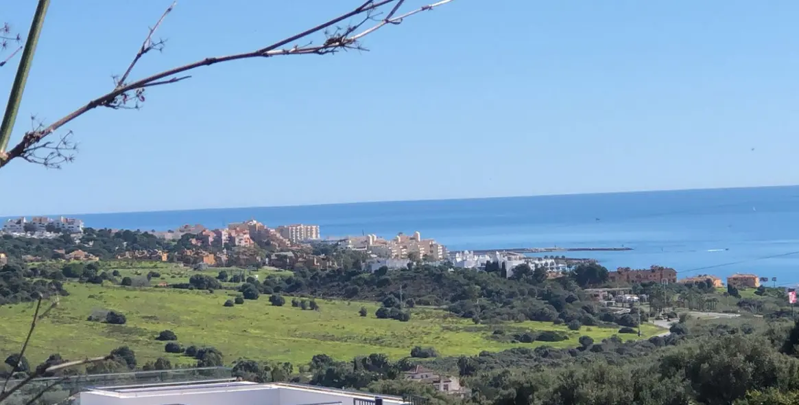 Продажа апартаментов на среднем этаже в Estepona 1