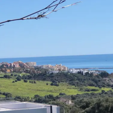Sale of middle floor apartment in Estepona