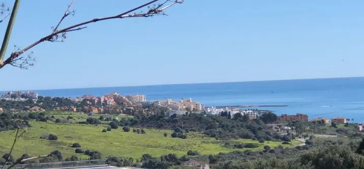 Sale of middle floor apartment in Estepona 0