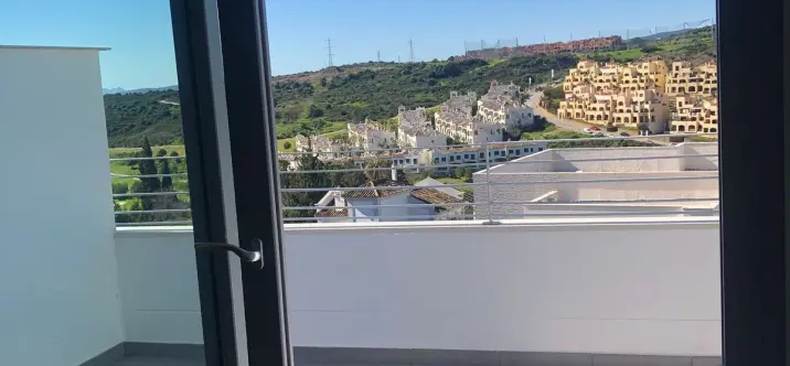 Sale of middle floor apartment in Estepona 1