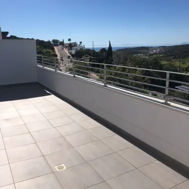 Sale of middle floor apartment in Estepona