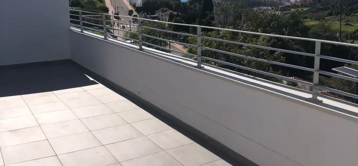 Sale of middle floor apartment in Estepona 2