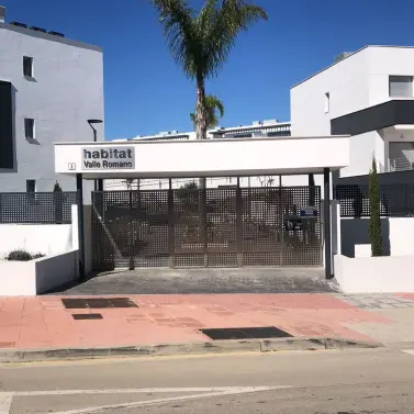 Sale of middle floor apartment in Estepona