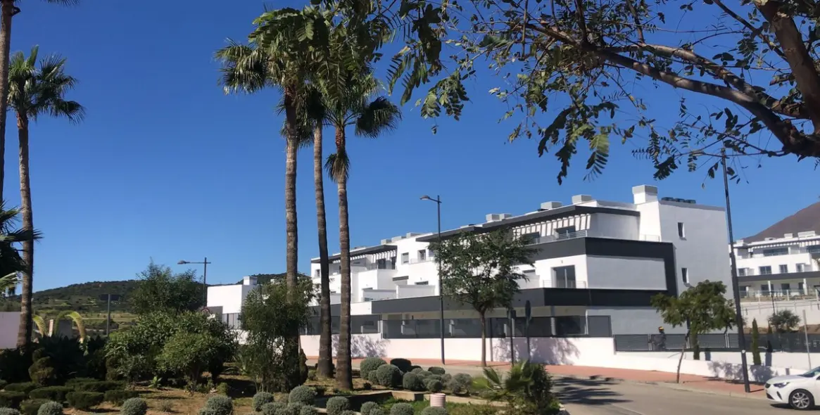 Продажа апартаментов на среднем этаже в Estepona 8