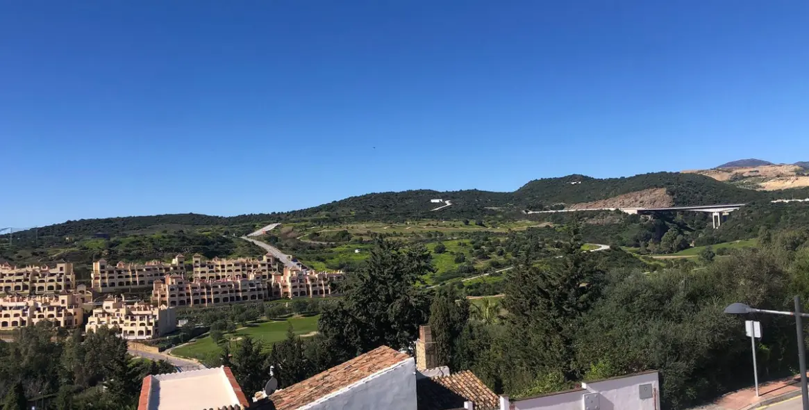 Продажа апартаментов на среднем этаже в Estepona 13