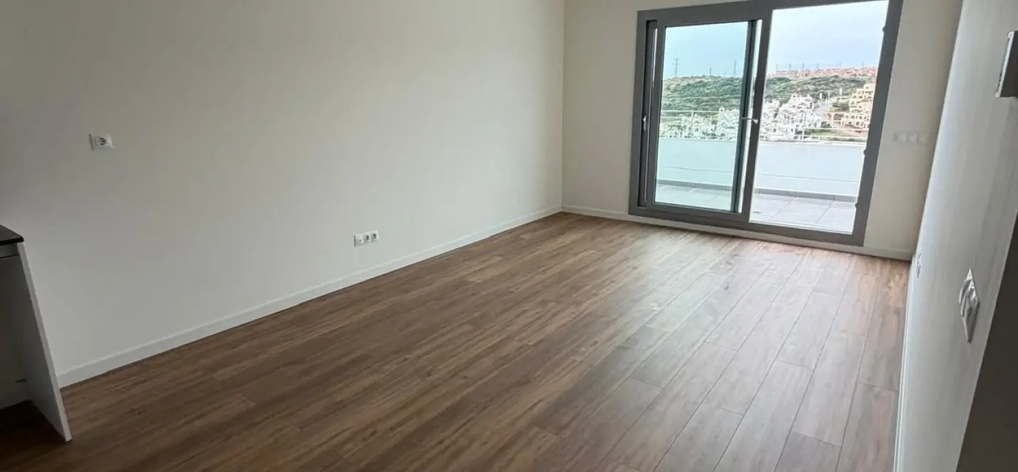Sale of middle floor apartment in Estepona 3