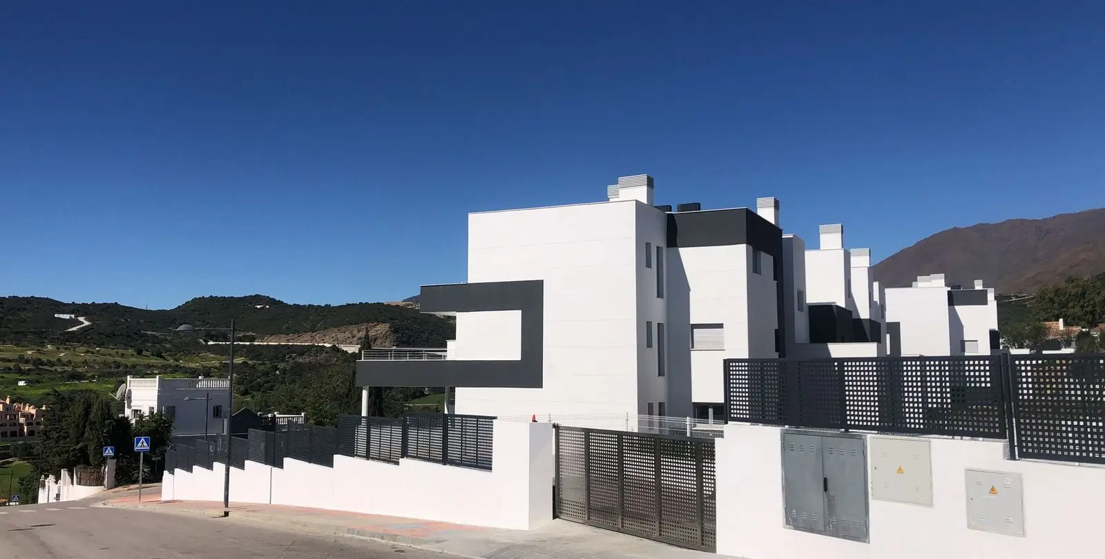 Продажа апартаментов на среднем этаже в Estepona 21