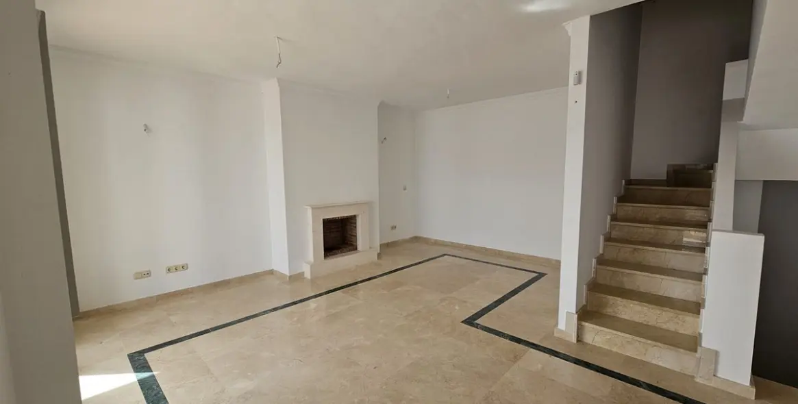 Продажа таунхауса в Doña Julia 8