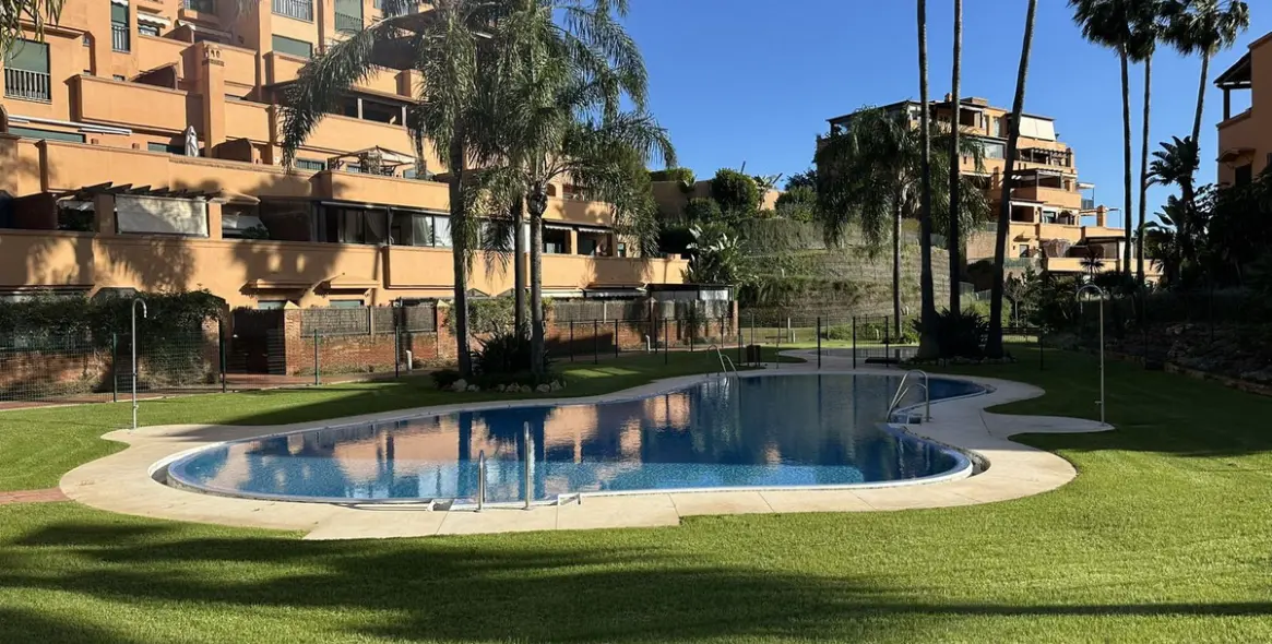 Venta de apartamento en planta media en Marbella 1
