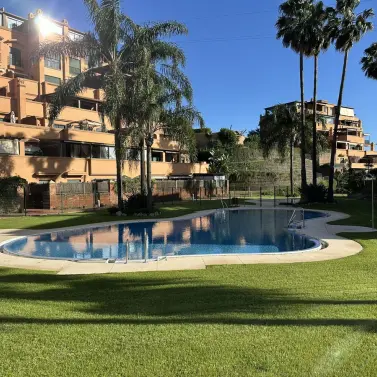 Venta de apartamento en planta media en Marbella
