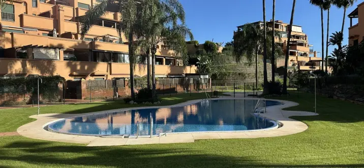 Venta de apartamento en planta media en Marbella 0