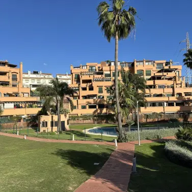 Venta de apartamento en planta media en Marbella