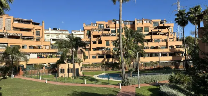 Venta de apartamento en planta media en Marbella 1