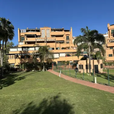 Venta de apartamento en planta media en Marbella