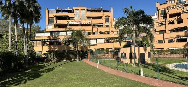 Venta de apartamento en planta media en Marbella 2