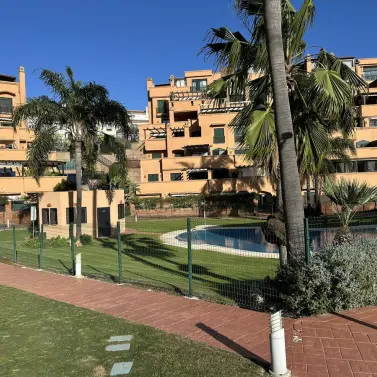 Venta de apartamento en planta media en Marbella