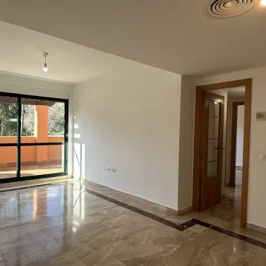 Venta de apartamento en planta media en Marbella