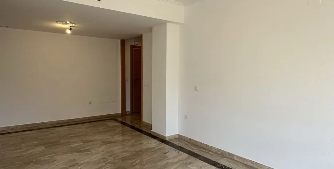 Venta de apartamento en planta media en Marbella 10