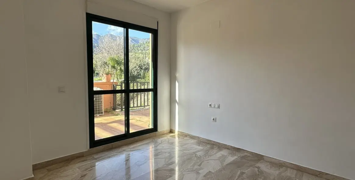 Продажа апартаментов на среднем этаже в Marbella 25