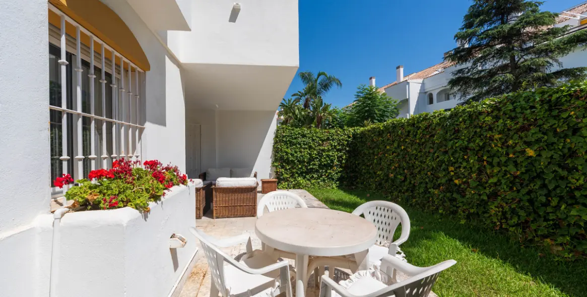 Sale of ground floor apartment in Guadalmina Baja 10