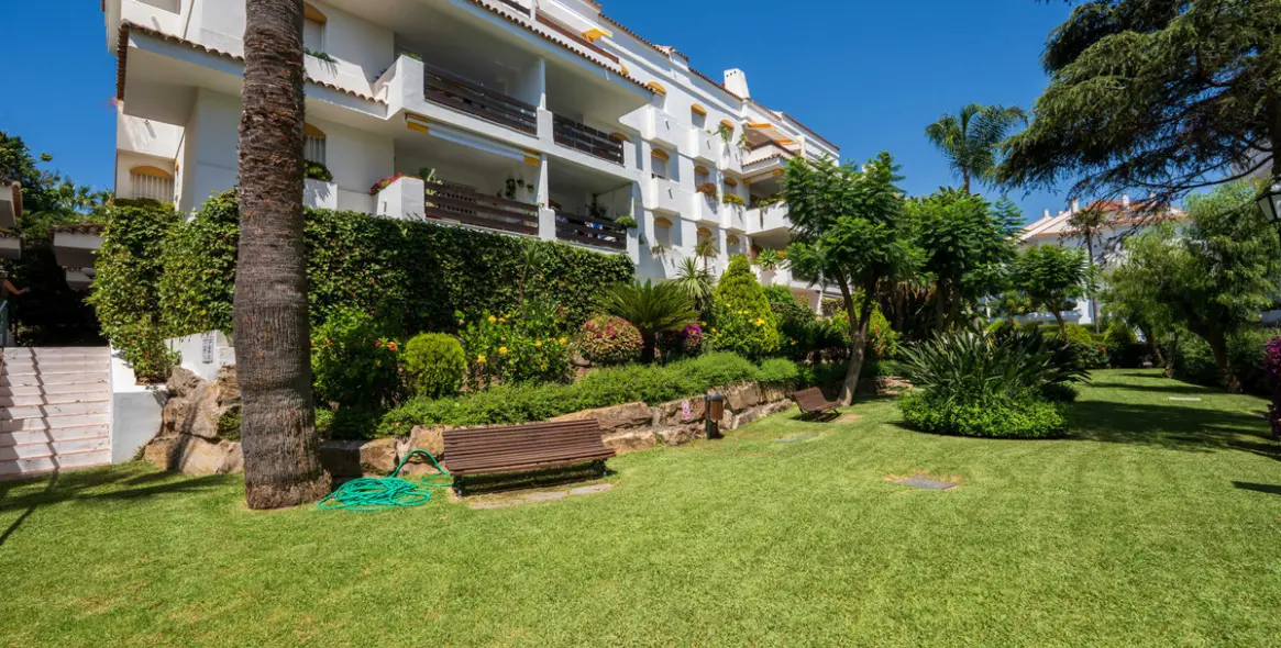 Sale of ground floor apartment in Guadalmina Baja 12