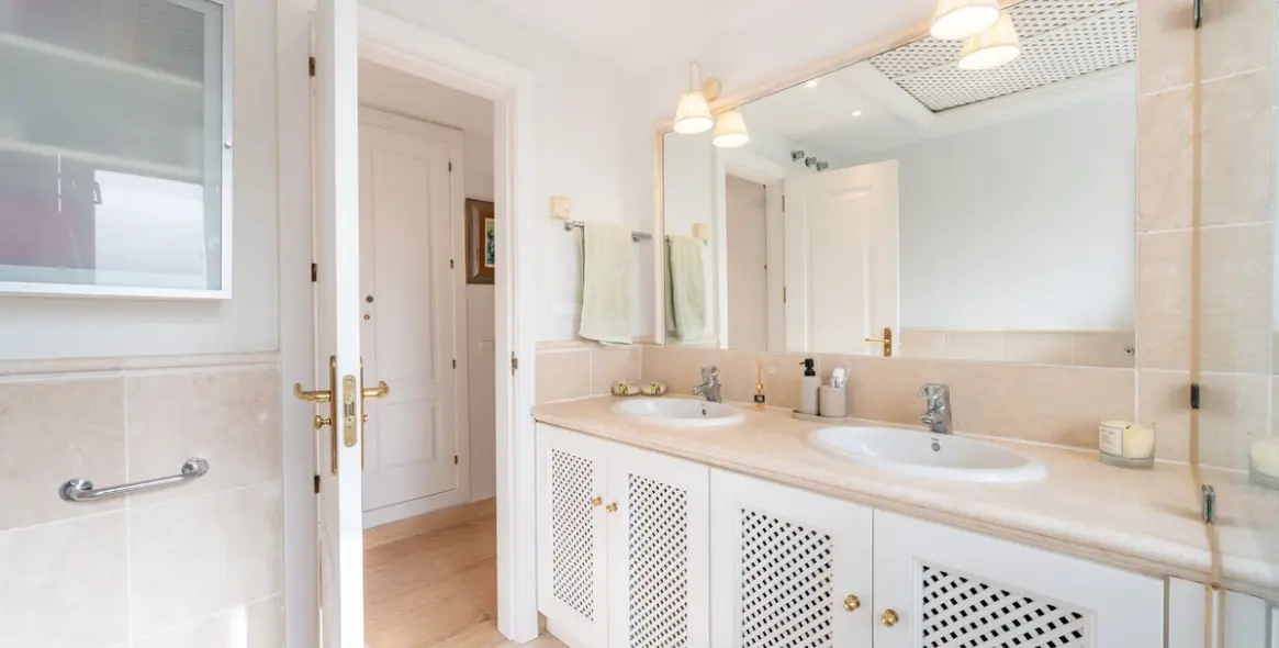 Продажа апартаментов на среднем этаже в Río Real 19