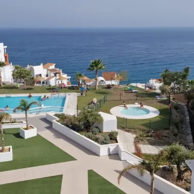 Продажа апартаментов на среднем этаже в Torrox Costa