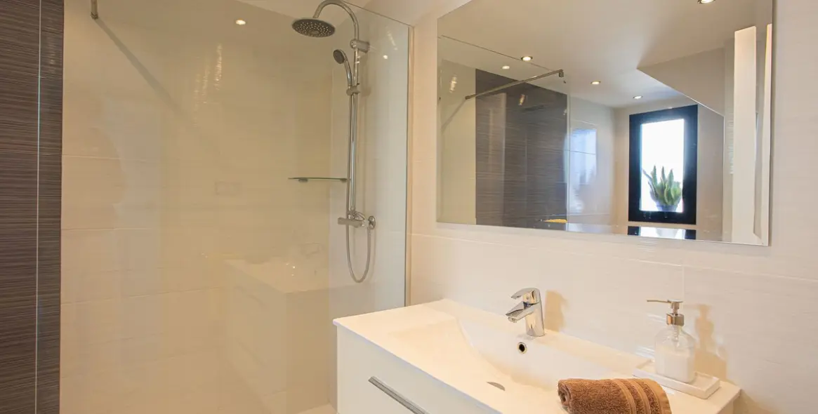 Sale of penthouse duplex in The Golden Mile 22