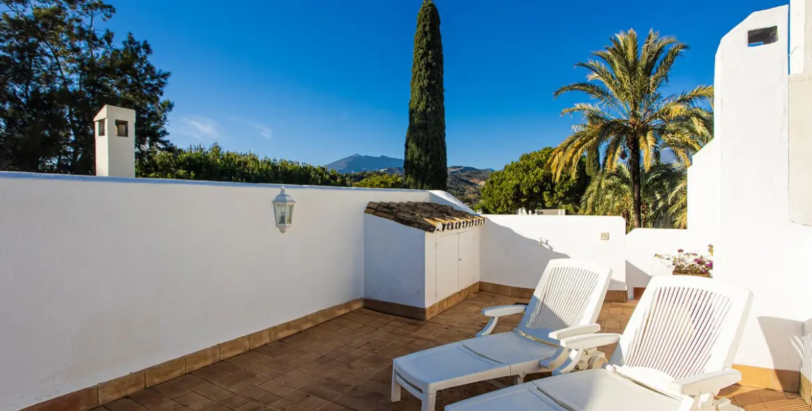 Sale of penthouse duplex in The Golden Mile 25