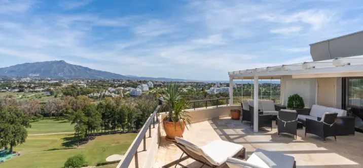 Sale of penthouse in Estepona 1
