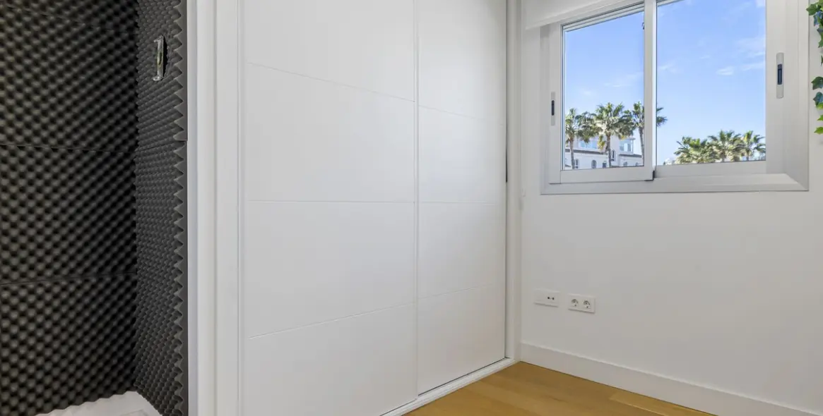 Sale of middle floor apartment in Mijas Costa 26
