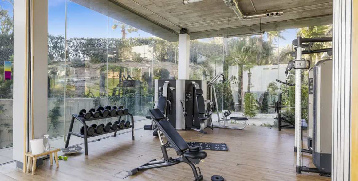 Sale of middle floor apartment in Mijas Costa 36