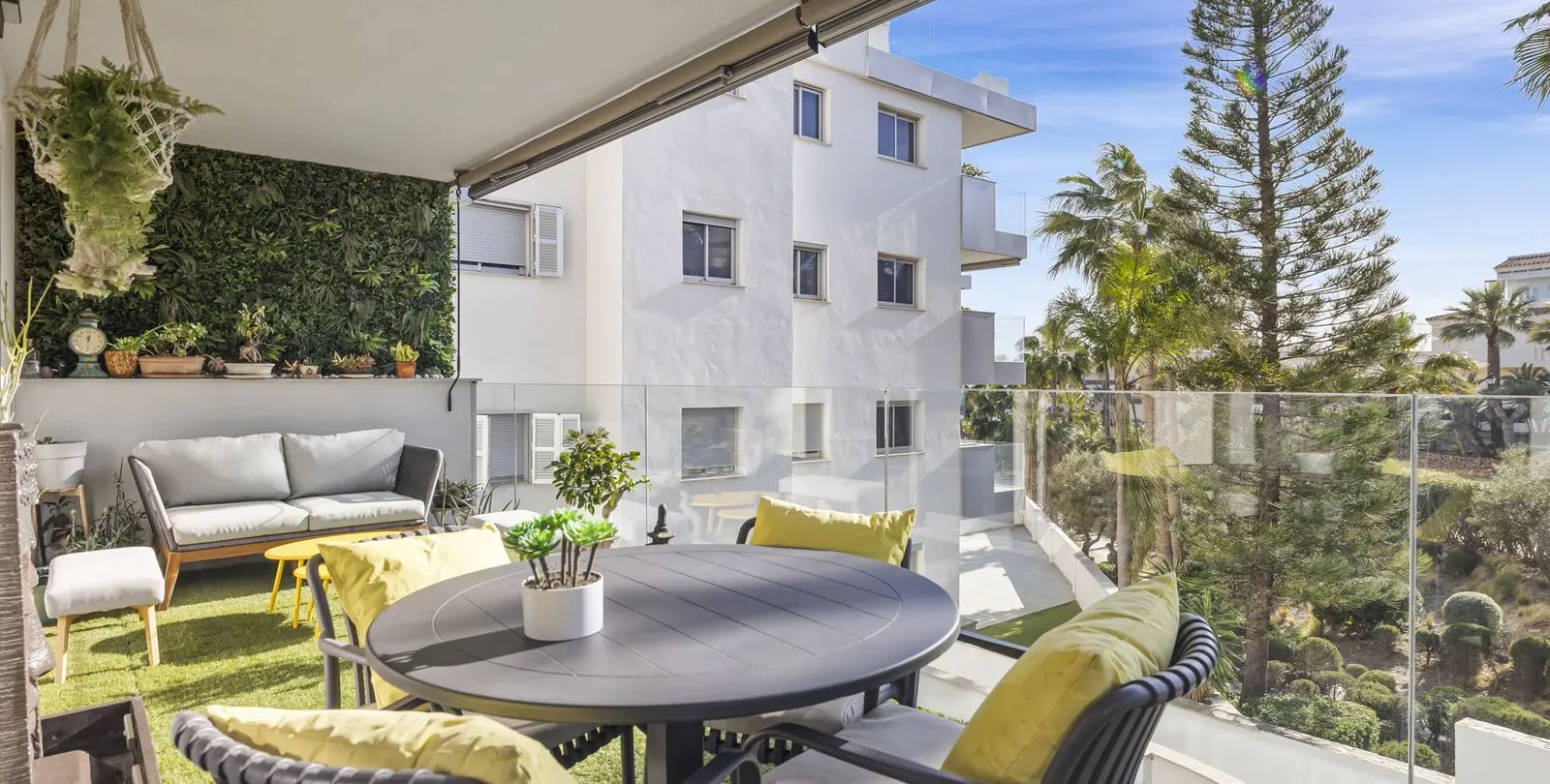 Sale of middle floor apartment in Mijas Costa 12