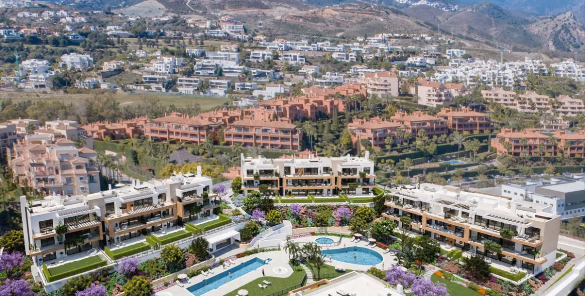 Sale of middle floor apartment in Estepona 3