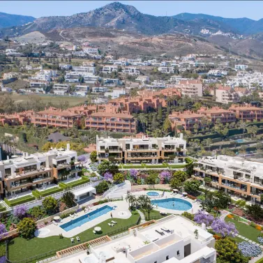 Sale of middle floor apartment in Estepona