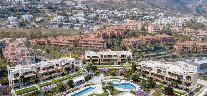 Sale of middle floor apartment in Estepona 2