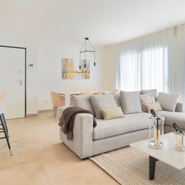 Sale of middle floor apartment in Estepona