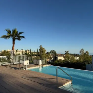 Sale of middle floor apartment in Benahavís