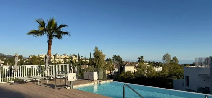 Sale of middle floor apartment in Benahavís 0